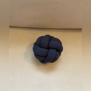 Small Bearaby Hugget in Midnight Blue!